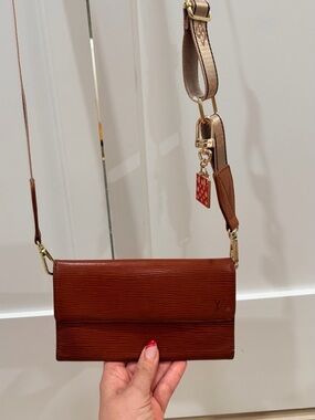 LOUIS VUITTON Epi Porte Tresor International Wallet Kenyan Fawn- with bag strap!